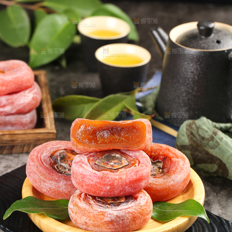 黑底上放着一盘霜降柿子饼