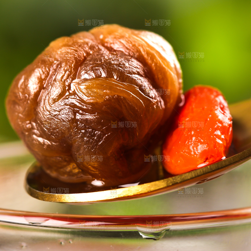 木底上放着一杯桂圆枸杞茶