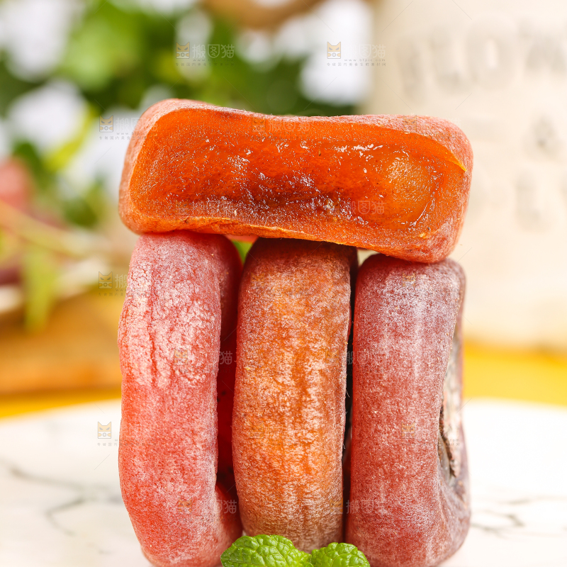 石盘里放着柿子饼
