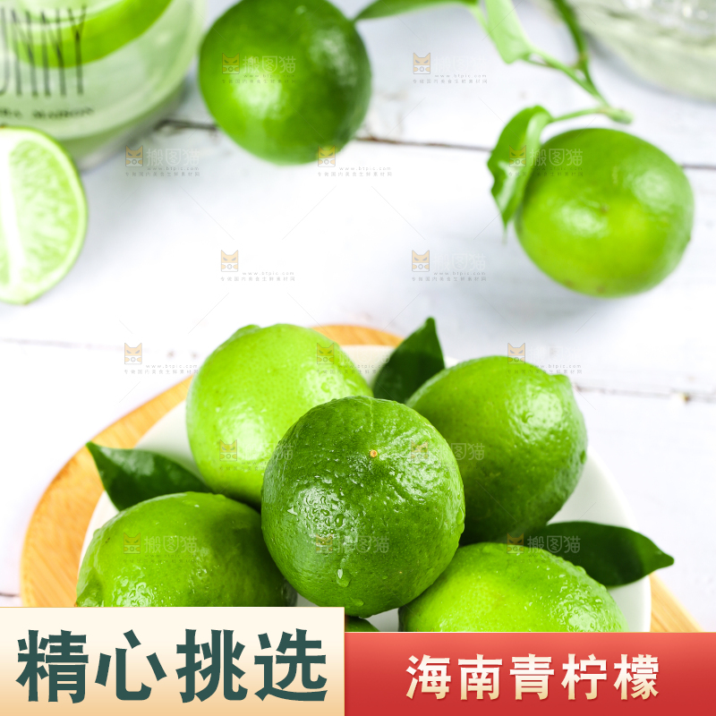 木板上放着一盘青柠檬