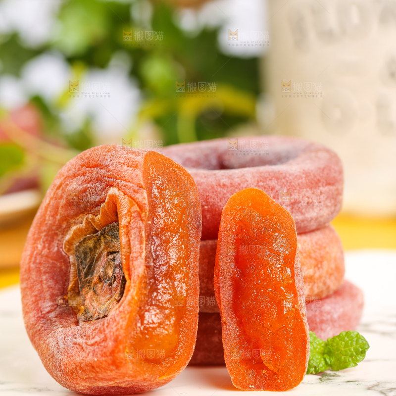 盘子里放着广西恭城柿饼