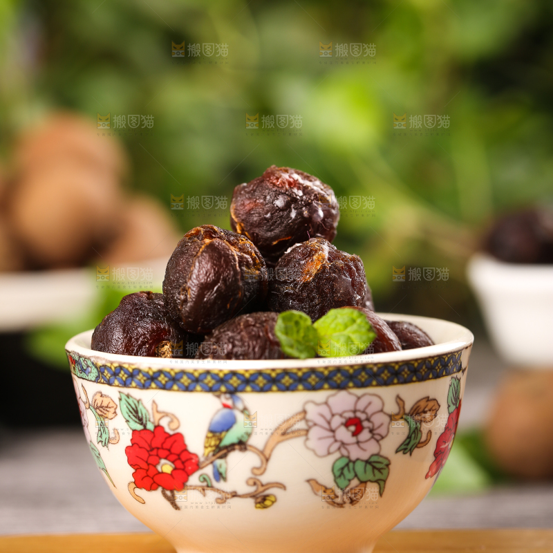 木板上放着一碗去壳的桂圆果肉