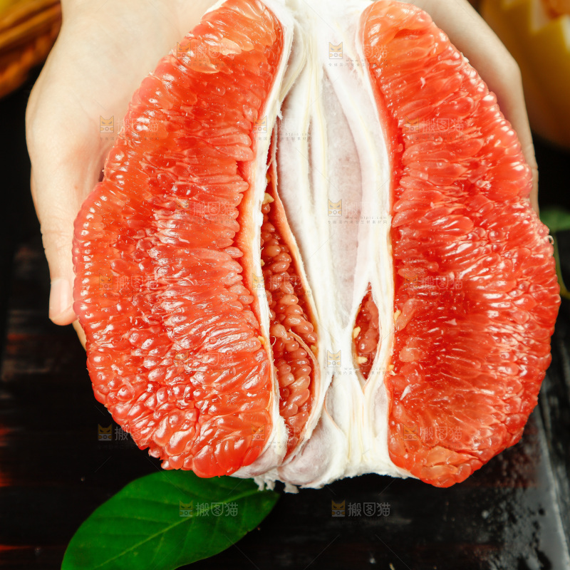 手上捧着蜜柚果肉