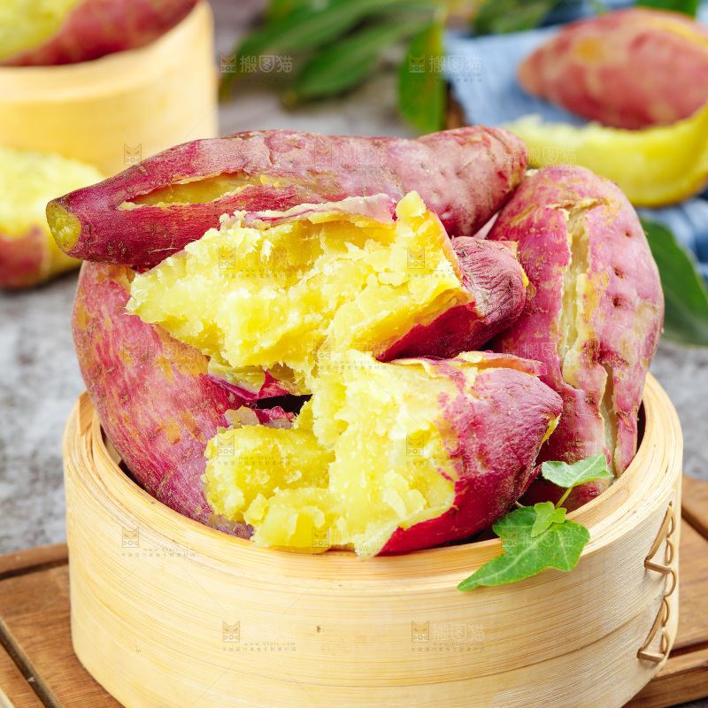 木板上一笼熟的山东板栗红薯