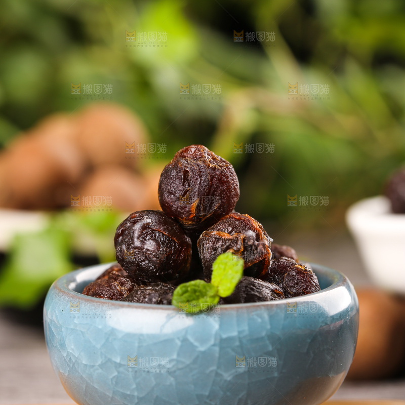 木板上放着一碗去壳的桂圆果肉
