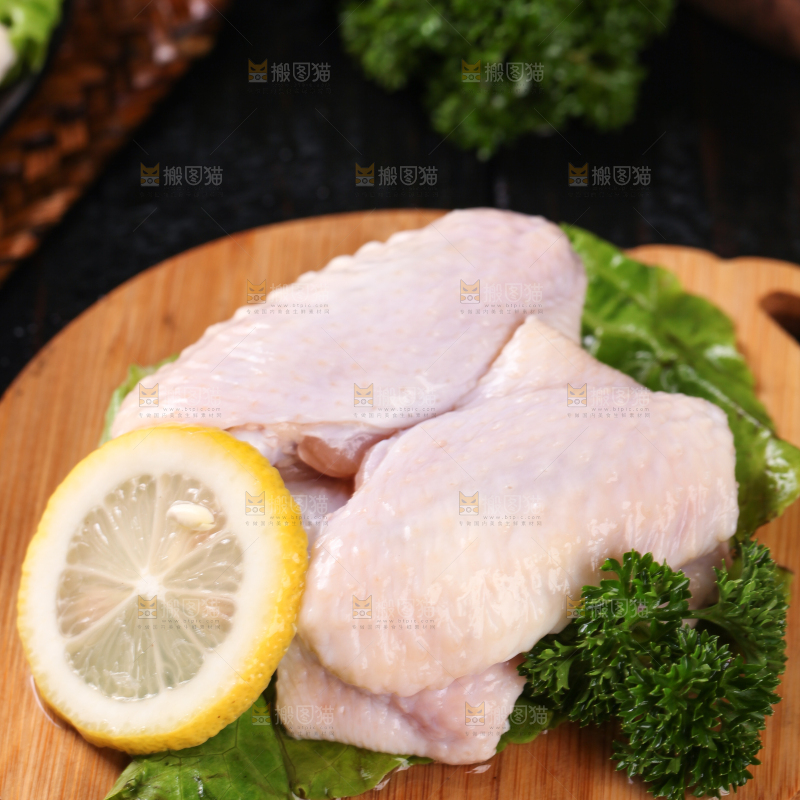 木板上放着一盘中翅