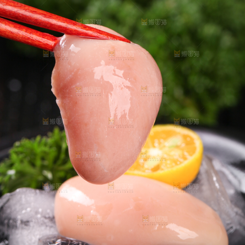 筷子上夹着鸡腰