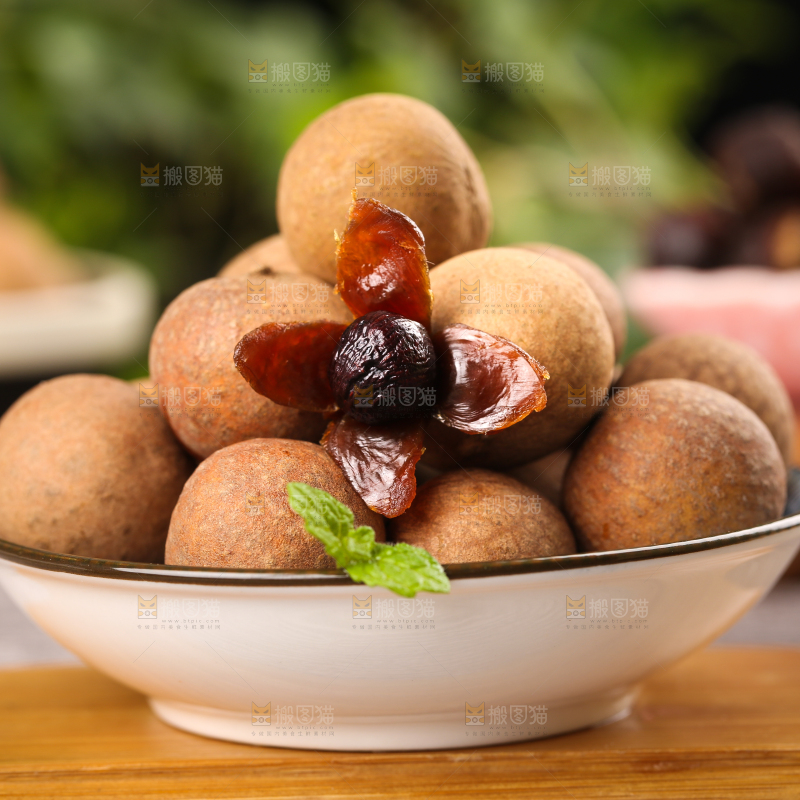 木底上放着一碟干桂圆