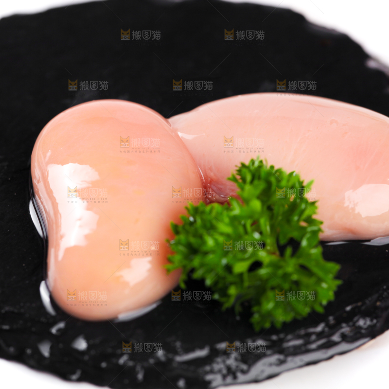 黑石板上放着农家土鸡腰子