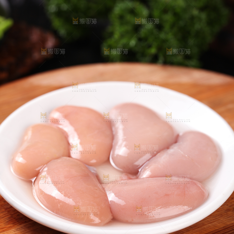木板上放着一盘新鲜的鸡腰子