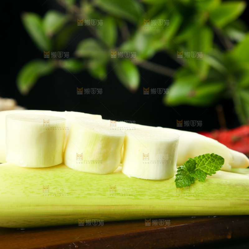 深底上放着一堆云南茭白