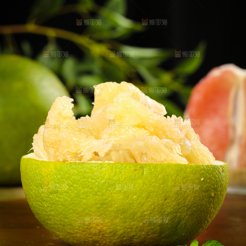 深底上放着泰国青柚果肉
