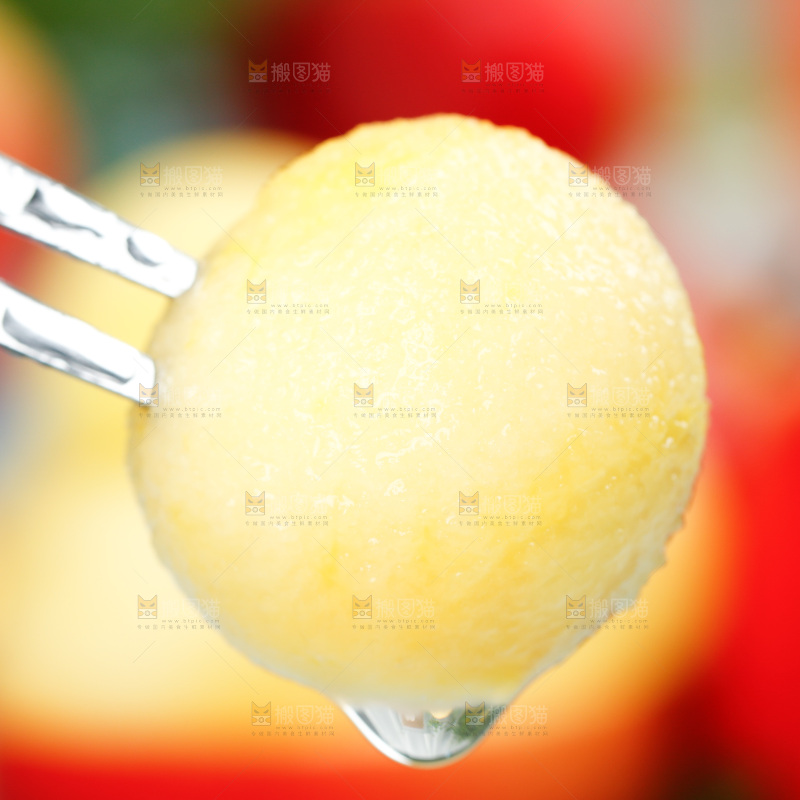 叉子上插着苹果果肉