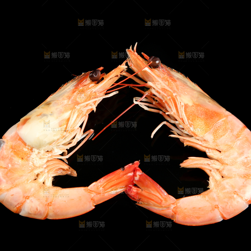 黑底上放着对虾