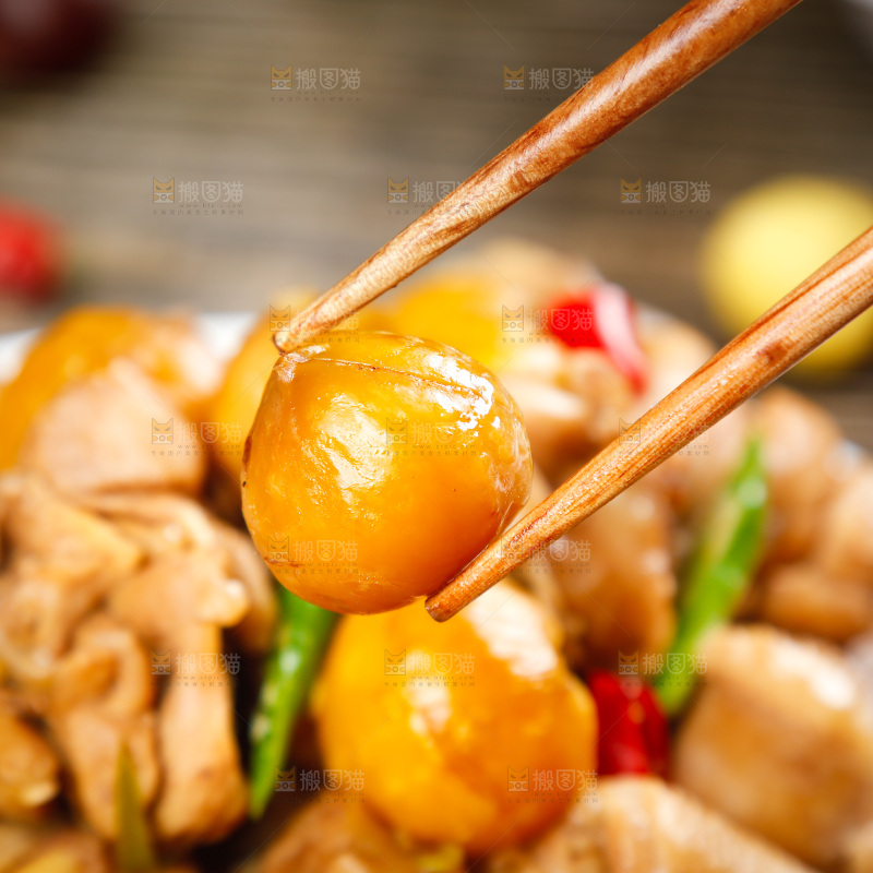 筷子上夹着板栗