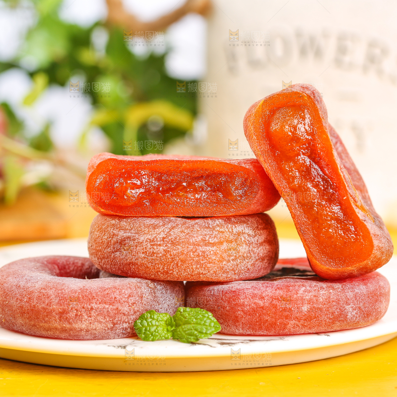 盘子里放着广西恭城柿饼