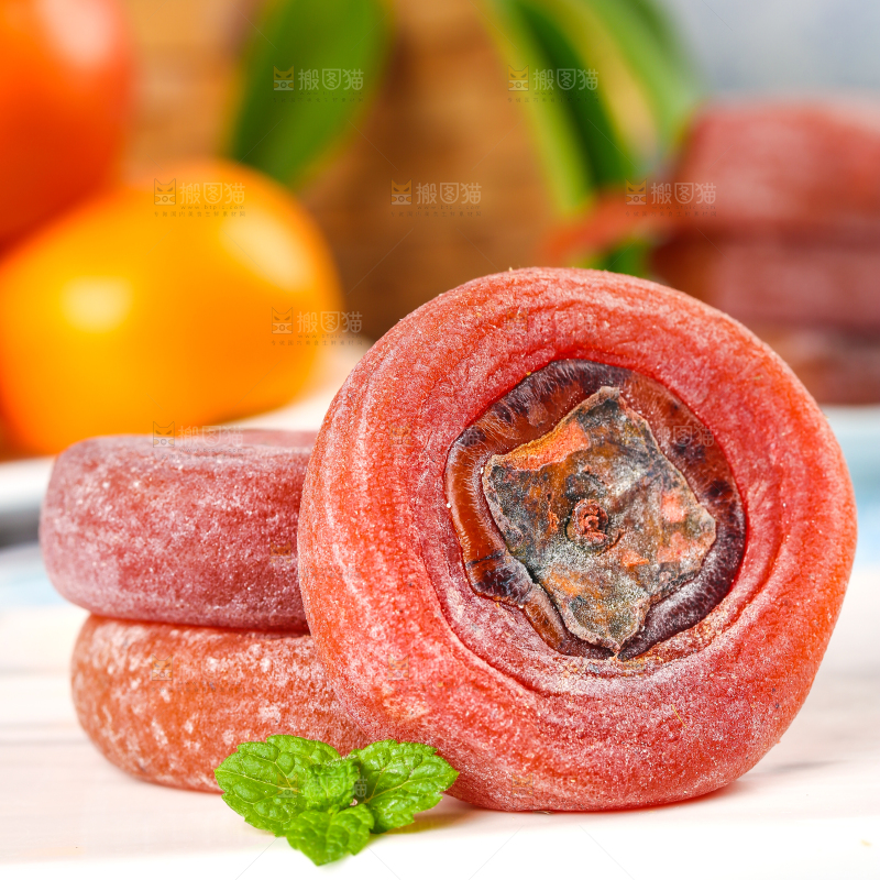 白石板上放着三块圆柿饼
