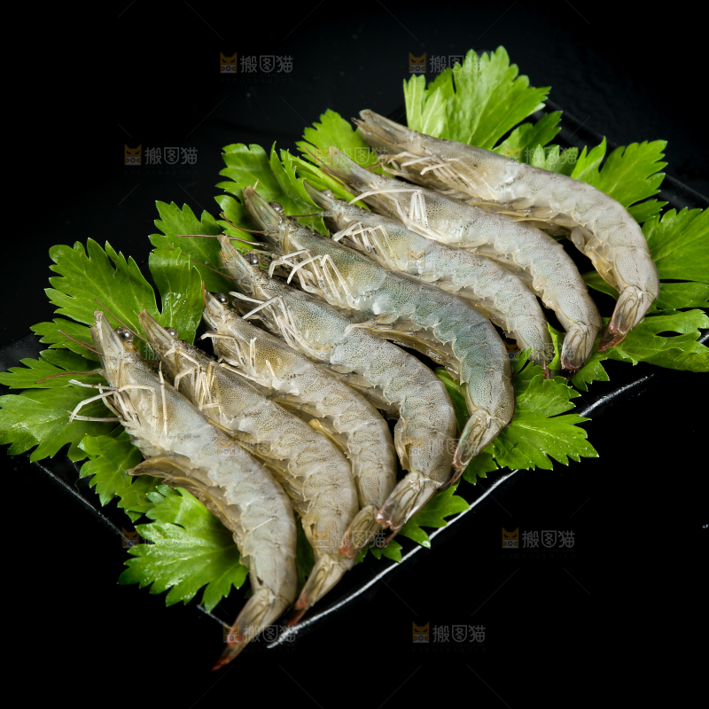 黑底上放着一盘新鲜的对虾