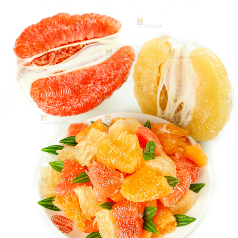 白底上放着一堆三色蜜柚果肉