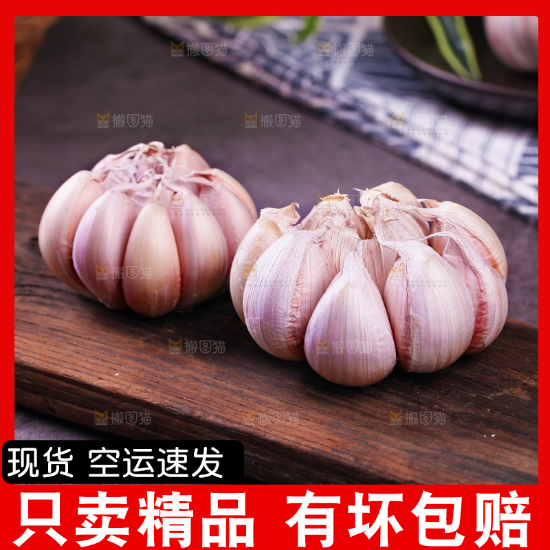 木板上的山东金乡大蒜