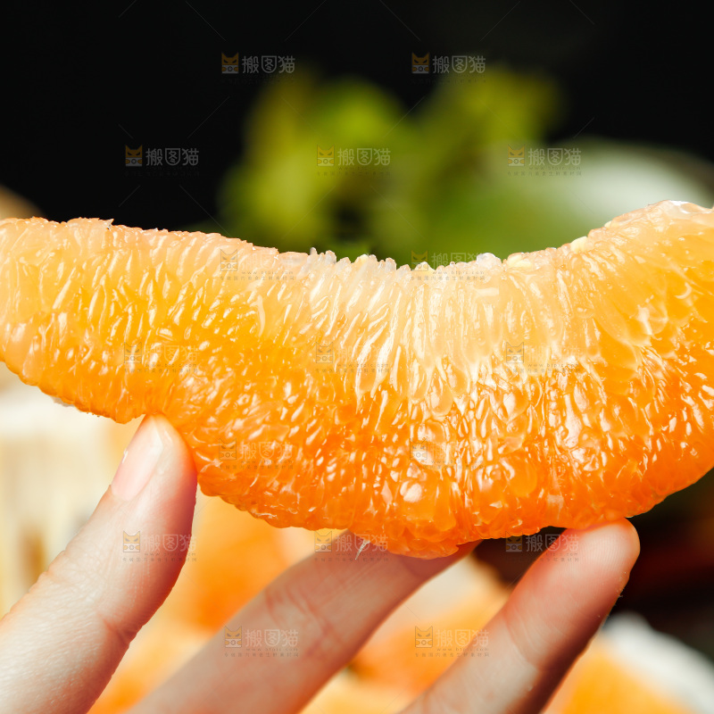 手上拿着金柚果肉
