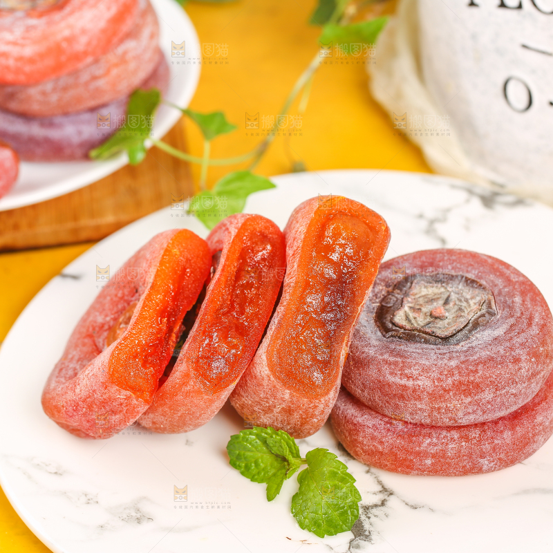 盘子里放着广西恭城柿饼