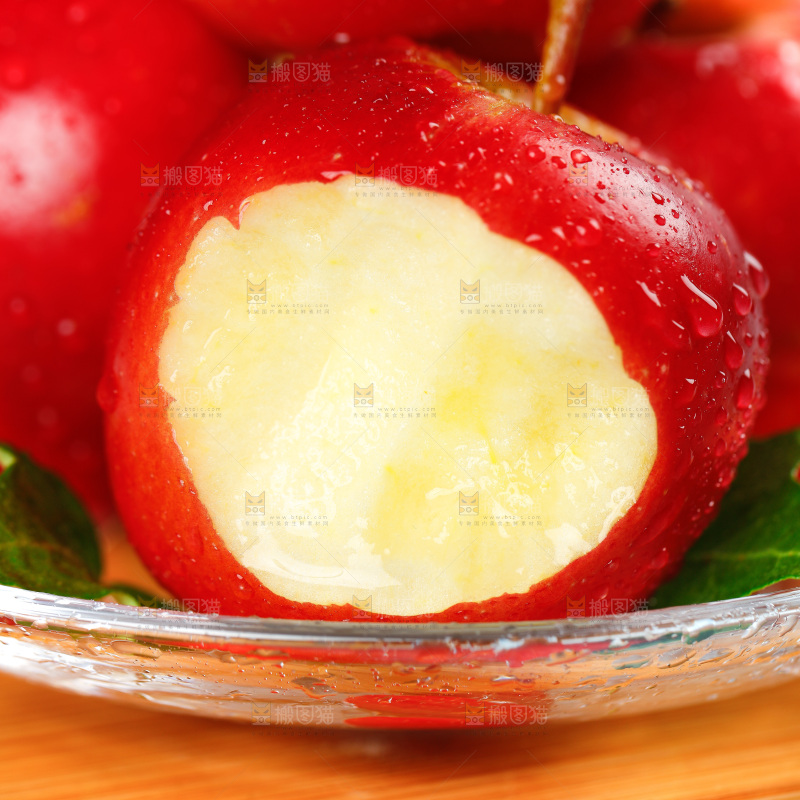 木板上放着一盘火箭小苹果