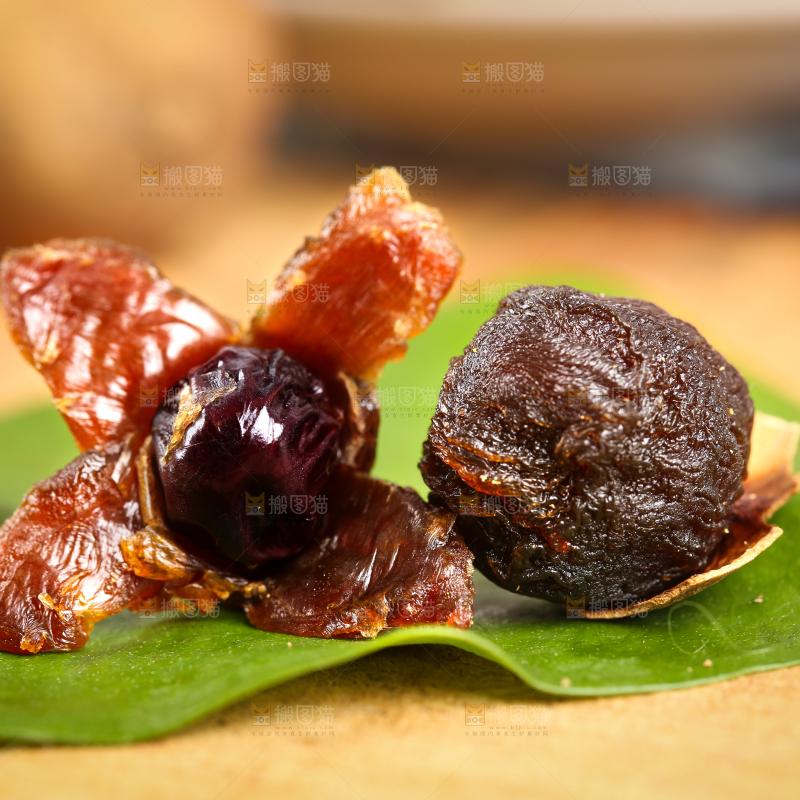 叶子上放着桂圆干果肉