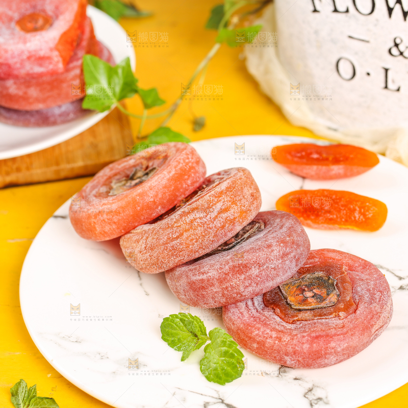 盘子里放着广西恭城柿饼