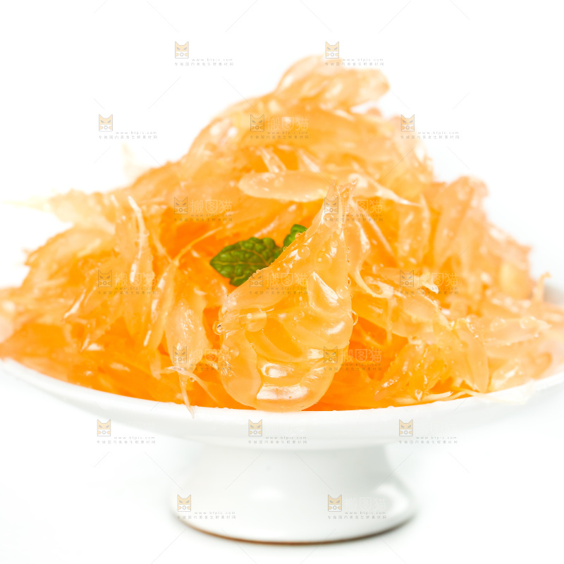 白底上放着一碟黄金蜜柚果粒