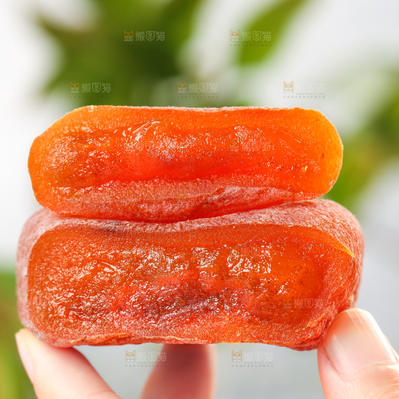 手上拿着流心柿饼