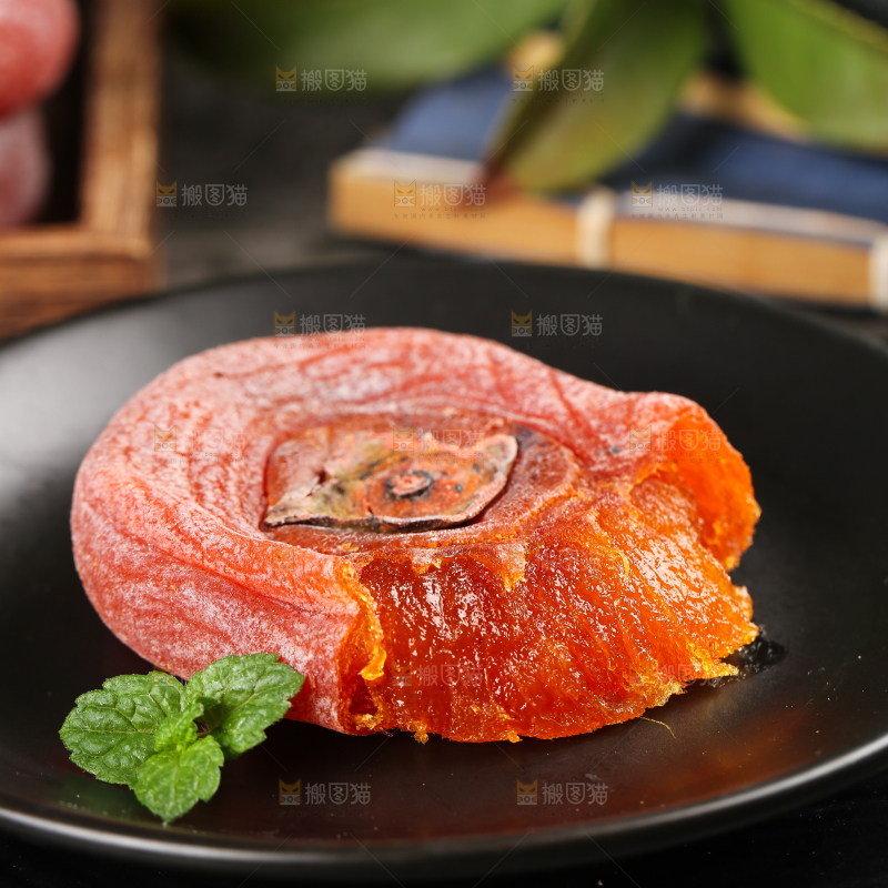 盘子里放着农家柿子饼