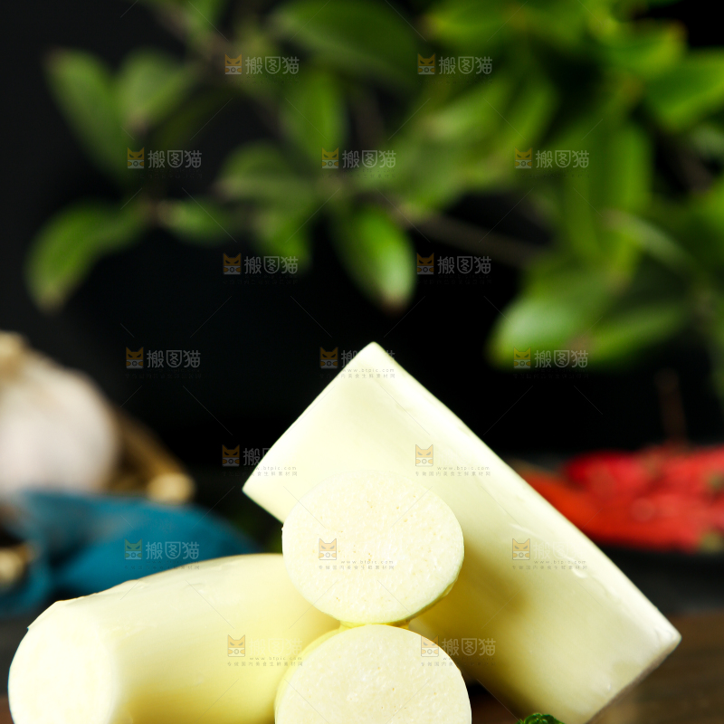 深木底上放着茭笋