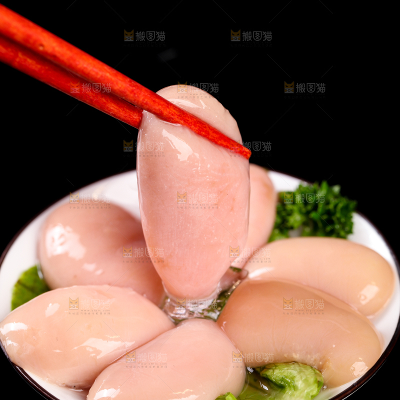 筷子上夹着鸡腰