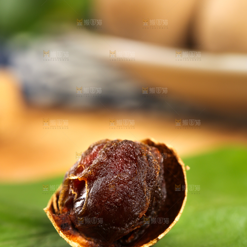 叶子上放着桂圆干果肉