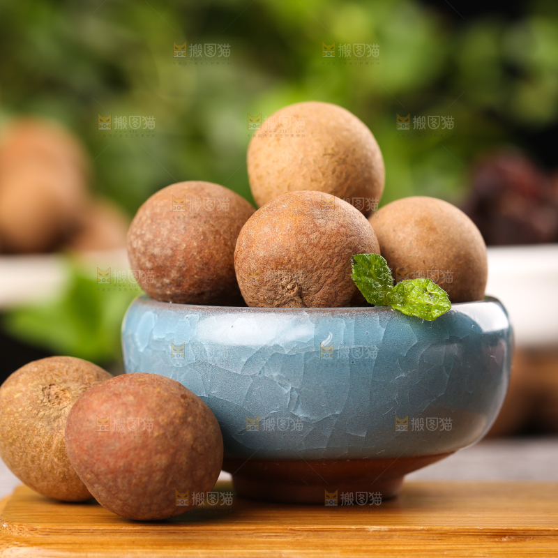 木板上放着一碗莆田桂圆干