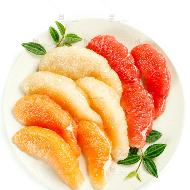 白底上一盘三种蜜柚果肉