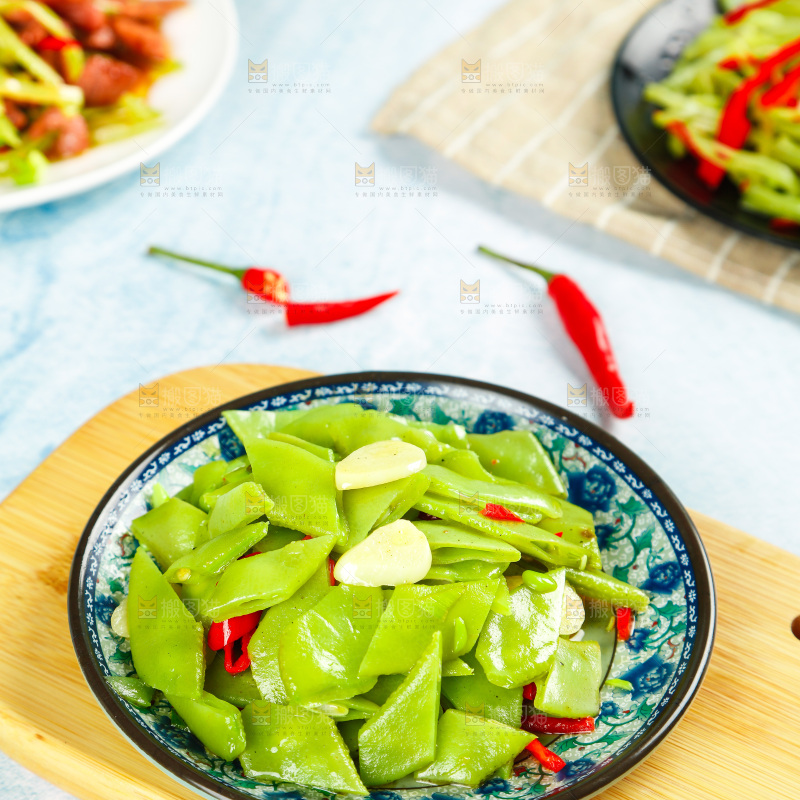 盘子里装着炒扁豆