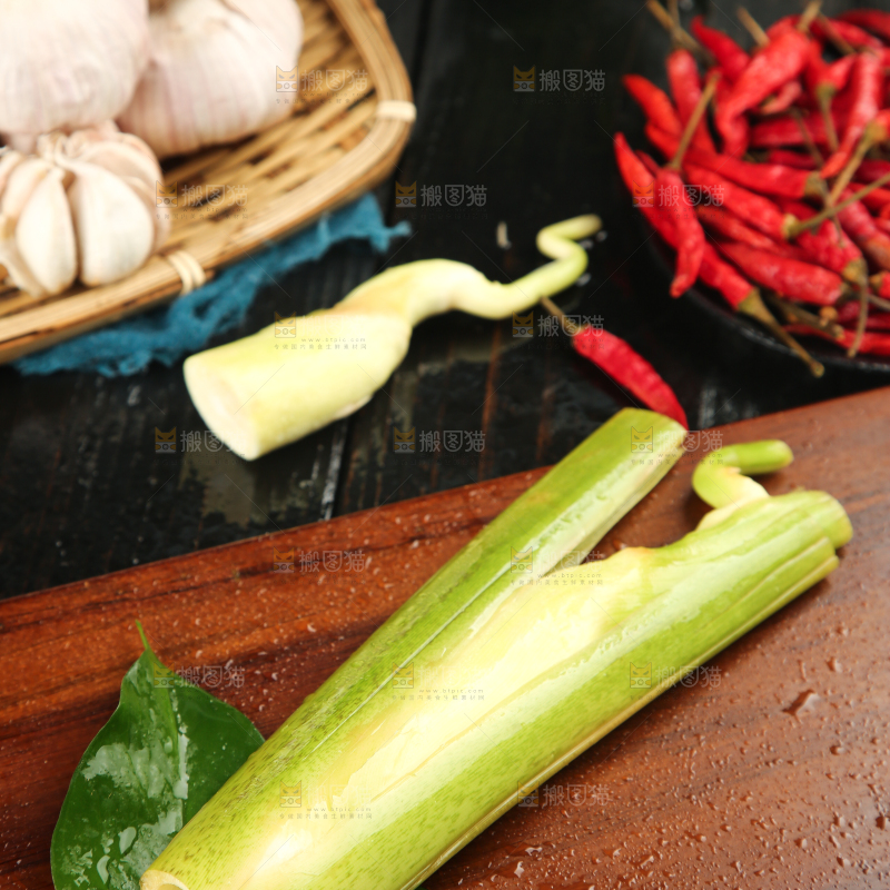 深底上放着茭笋