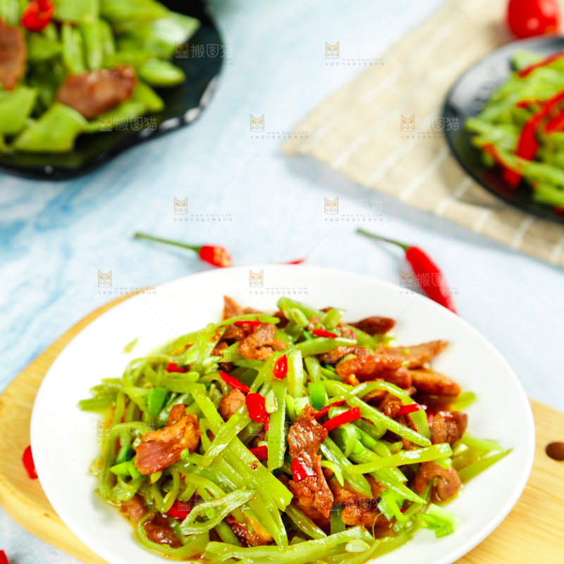 盘子里装着扁豆炒肉