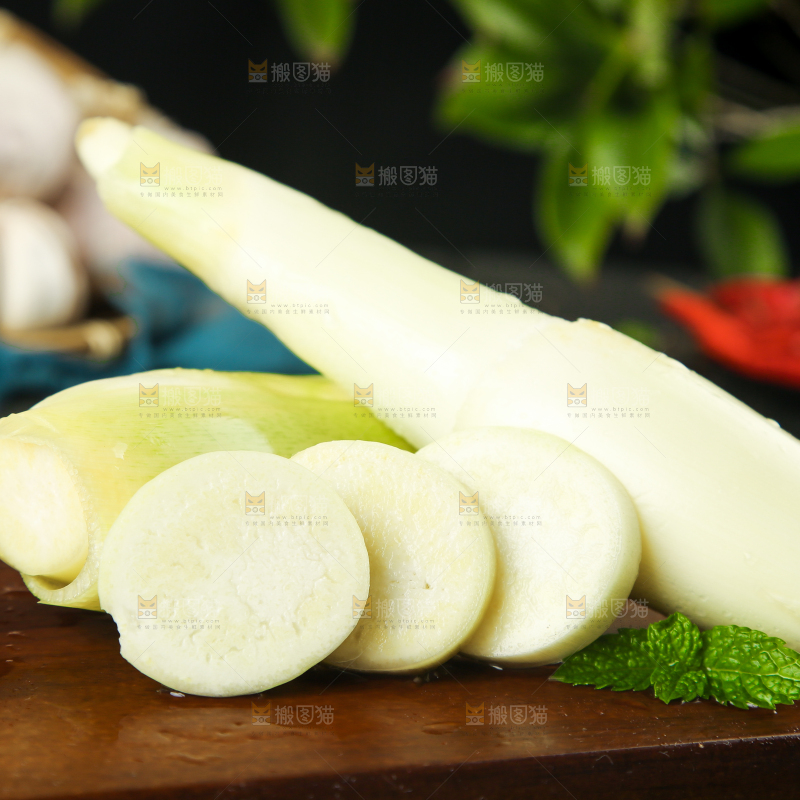 深底上放着一堆云南茭白