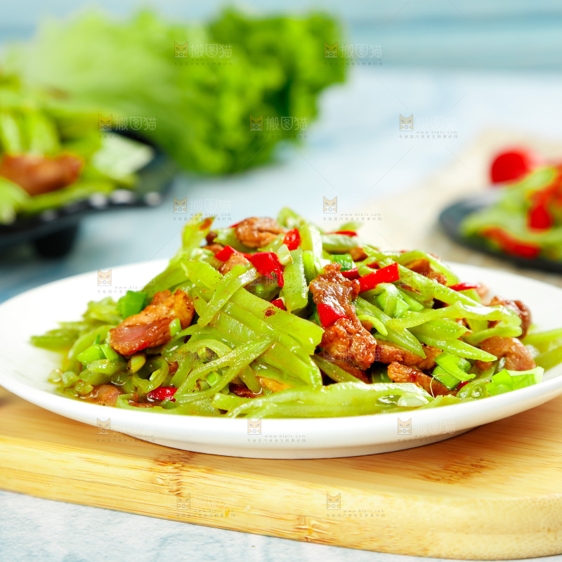 盘子里装着扁豆炒肉