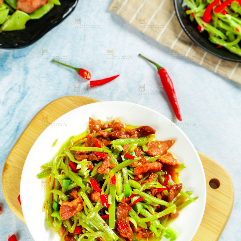 盘子里装着扁豆炒肉