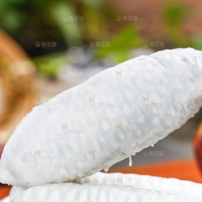 碟子里放着剥皮的八月瓜