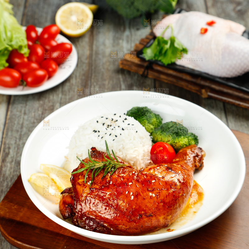 盘子里放着鸡腿盖饭
