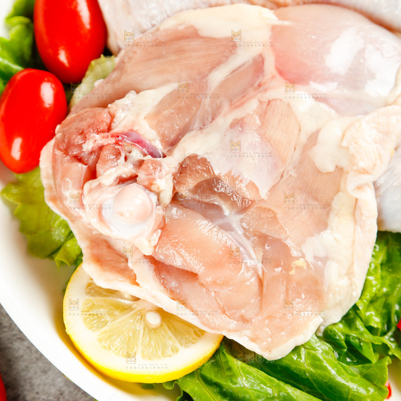 盘子里装着鸡腿