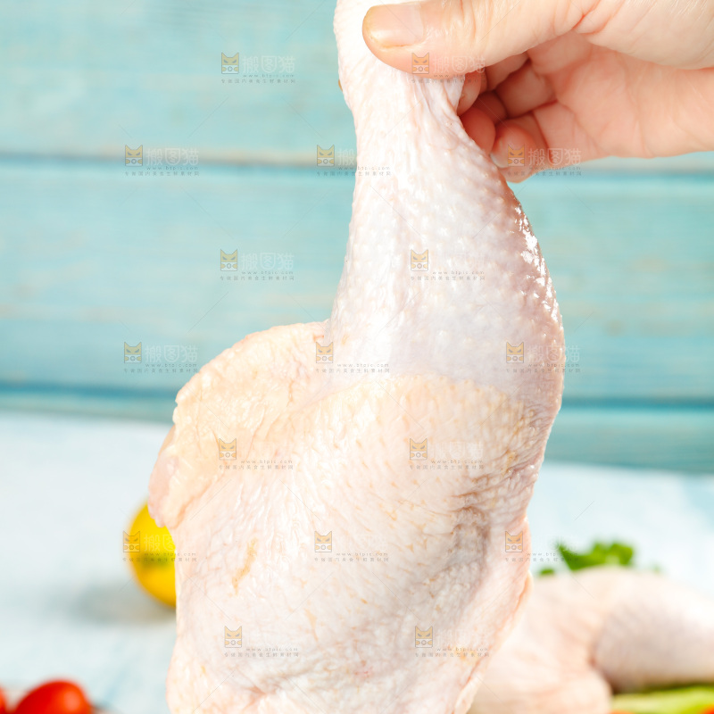 手里拿着鸡腿