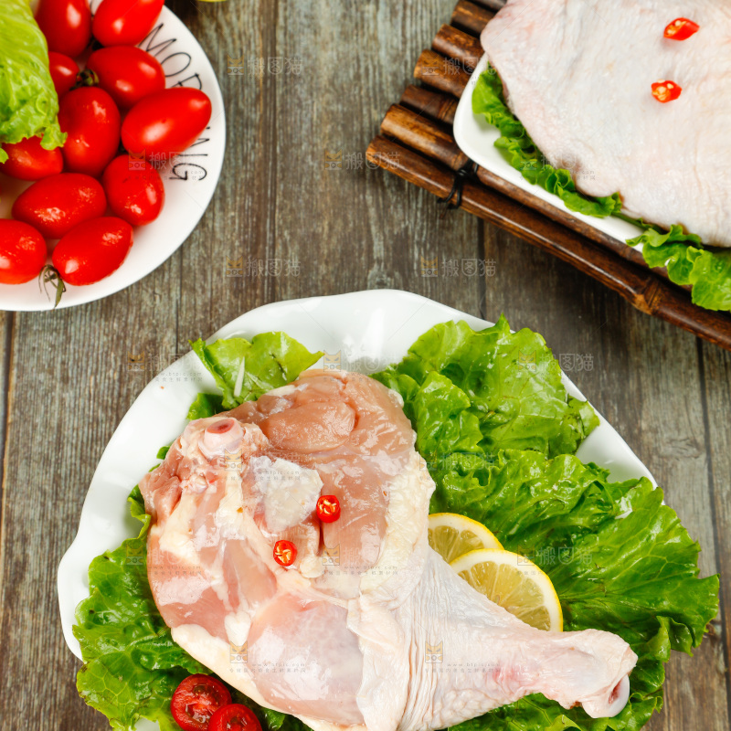 碟子里放着鸡腿