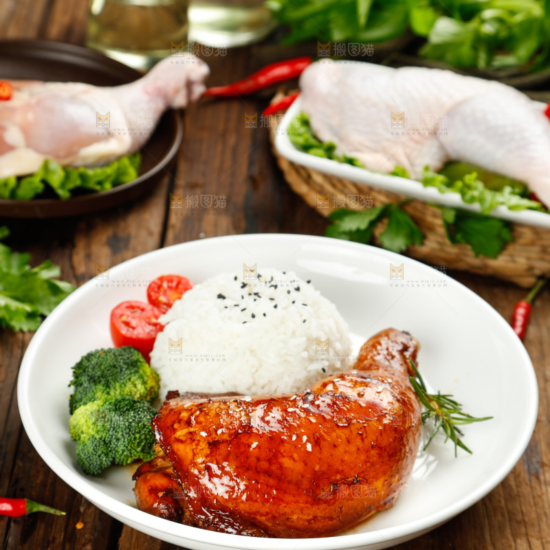 盘子里放着鸡腿盖饭