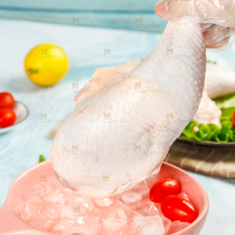 手里拿着鸡腿